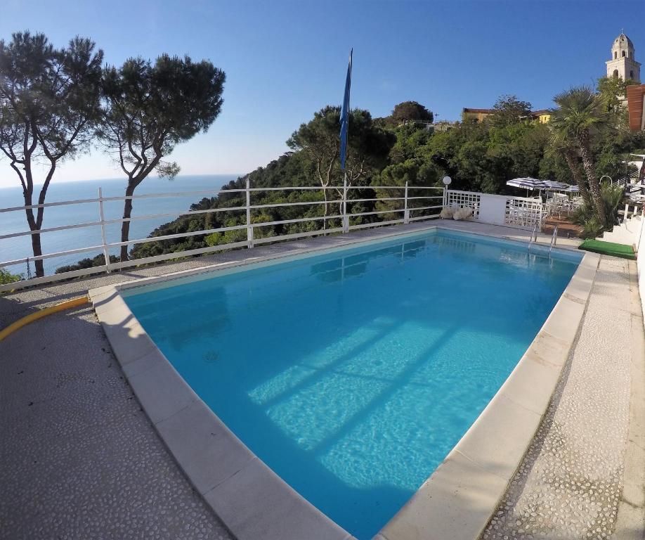 Bazén v ubytování Sea View Sirolo di Amedeo nebo v jeho okolí