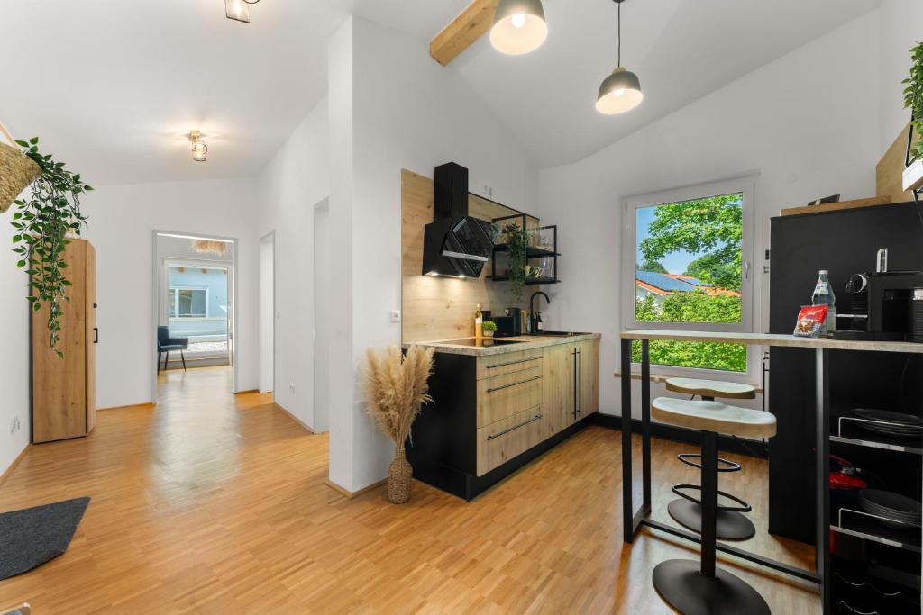 Una cocina o cocineta en Flussperle Miesbach - Erholung pur direkt an der Schlierach - Dachterrasse mit Grill, kostenloses Parken