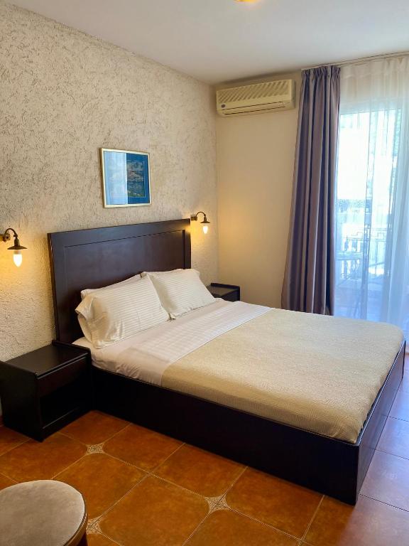 a bedroom with a bed in a room at Hotel Villa Perla Di Mare in Budva