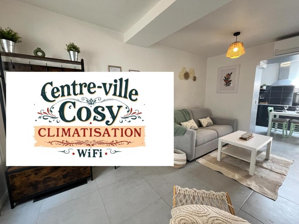 un salon avec un panneau indiquant centreville cosy inflammation wifi dans l'établissement Maison en centre ville cosy et climatisée, à Marmande
