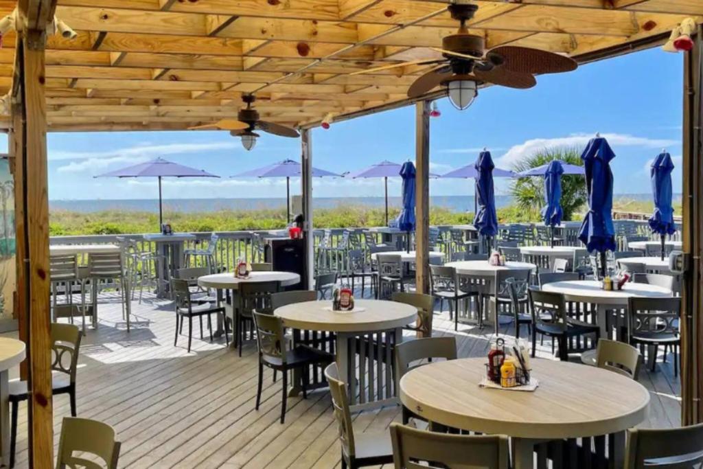 Restaurant o un lloc per menjar a Breezy At The Beach