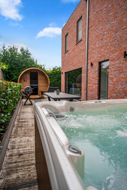 Bazén v ubytování NEW - De sheeper - 10Personen - 5slaapkamers - Sauna - Jacuzzi nebo v jeho okolí