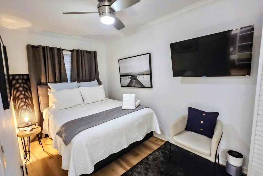 A bed or beds in a room at Beachfront Bliss* Resort on the beach Hilton Head