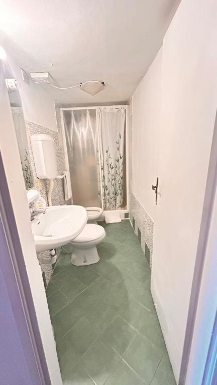 uma casa de banho branca com um lavatório e um WC em Casa Lin Venice Zimmer em Veneza