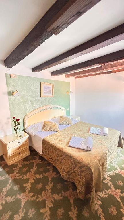 um quarto com duas camas num quarto em Casa Lin Venice Zimmer em Veneza