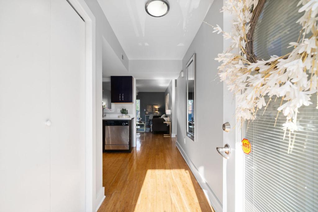 Un pasillo con paredes blancas y techo blanco. en The Lofts of Downtown - 540 N 2nd St - Unit 203 - Charming 2-Bedroom in the Heart of Clarksville TN, en Clarksville