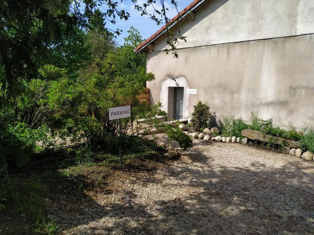 une maison avec un panneau devant un bâtiment dans l'établissement 8 pers, Maisonnette en bordure de forêt vosgienne, à Barbey-Séroux