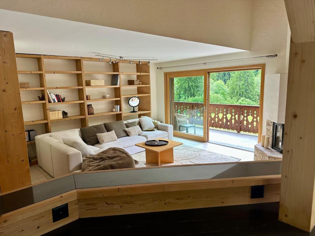 uma sala de estar com um sofá e uma mesa em Charmant appartement en montagne à Champery em Champéry