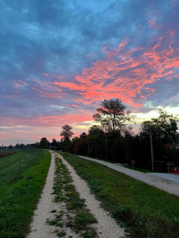 Východ nebo západ slunce při pohledu z prázdninového domu nebo okolí