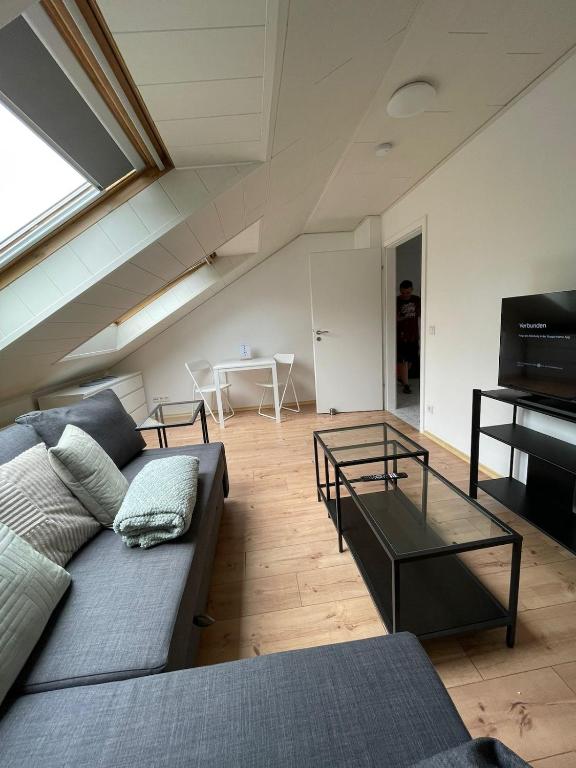 TV a/nebo společenská místnost v ubytování Charmante Dachgeschosswohnung bis zu 6 Gäste