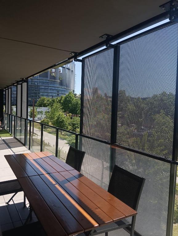 d'une table en bois sur un balcon avec vue. dans l'établissement Strasbourg - Skyplace, à Strasbourg