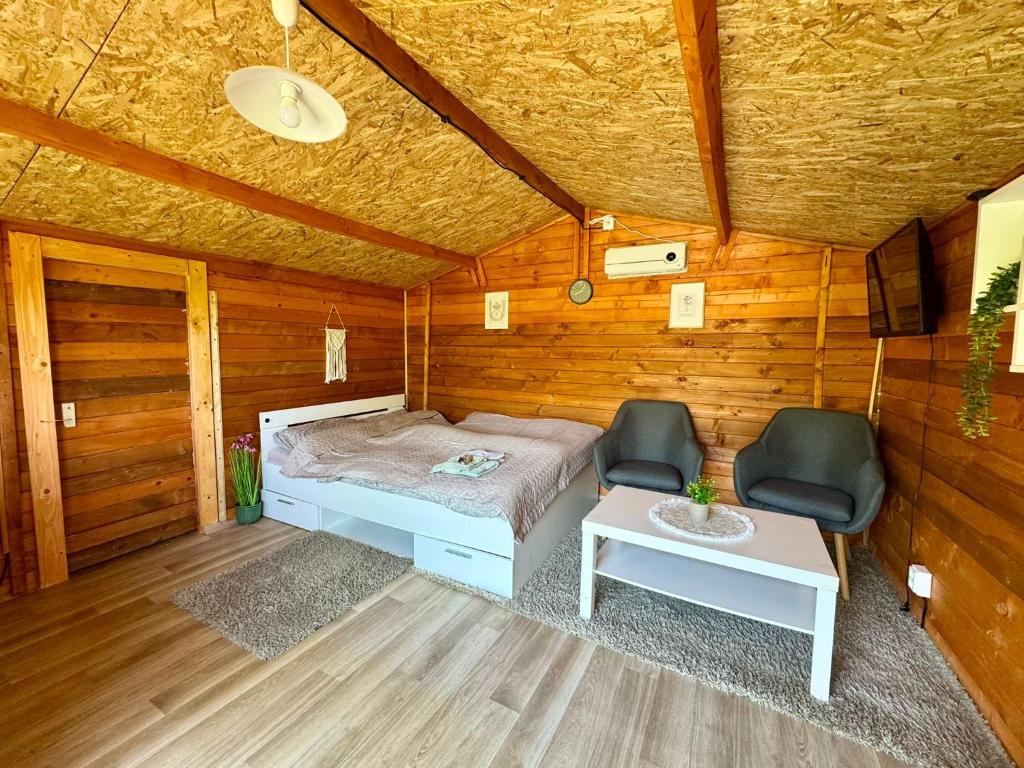 Posteľ alebo postele v izbe v ubytovaní Děčínska chatka