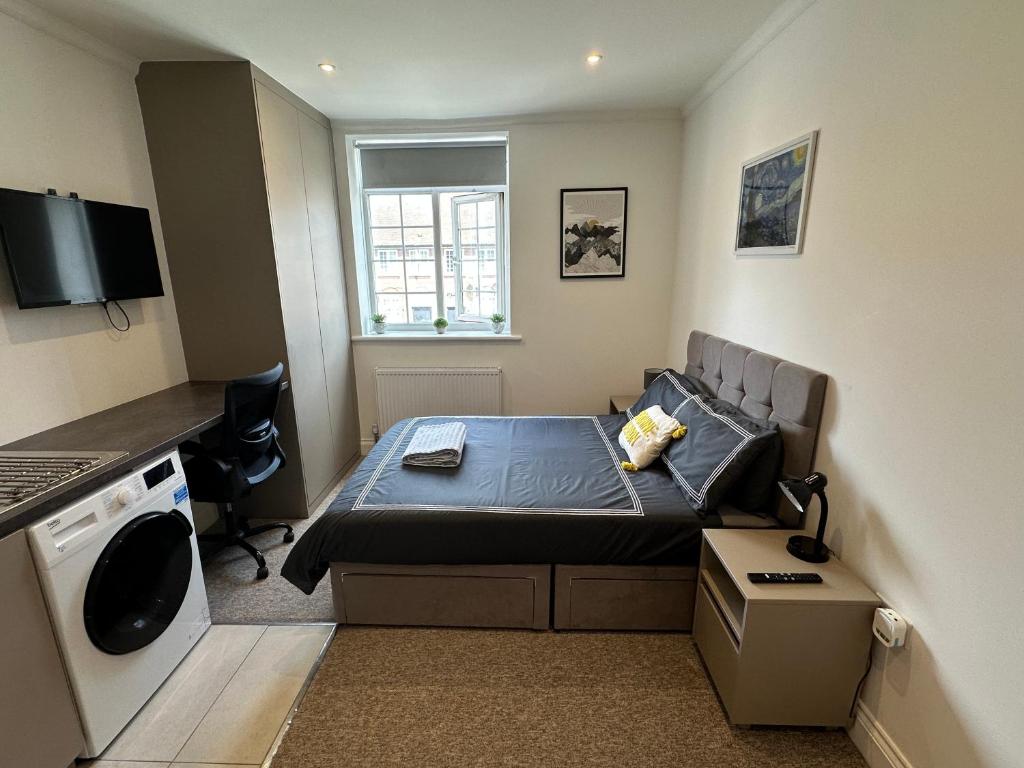 a small bedroom with a bed and a desk at Bright Modern, Private Apartment,15 Mins To Central London in Hendon