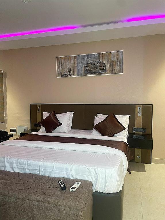 Postel nebo postele na pokoji v ubytování Axion Hotel