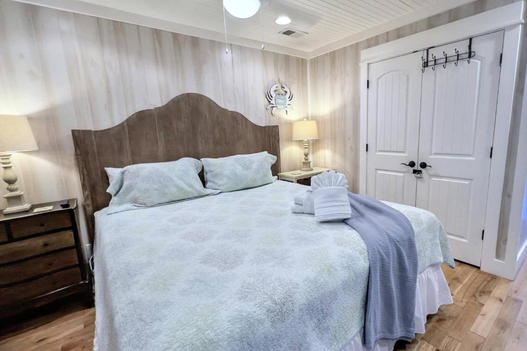 Tempat tidur dalam kamar di Ray's on the Beach