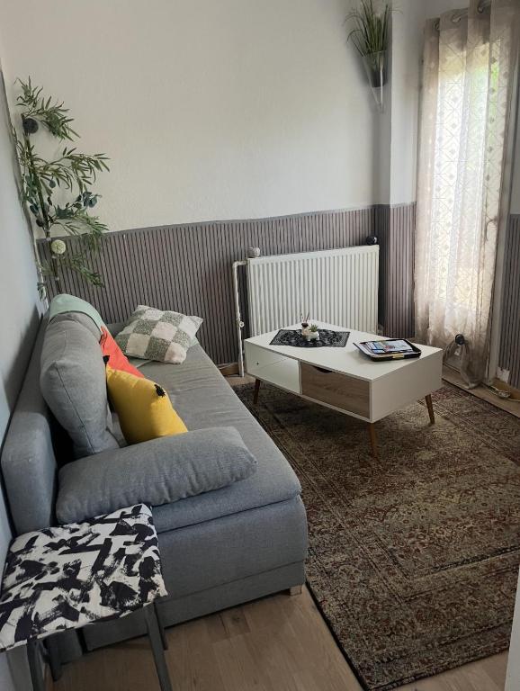 un salon avec un canapé et une table basse dans l'établissement T2-terrasse coup de coeur, à Toulon