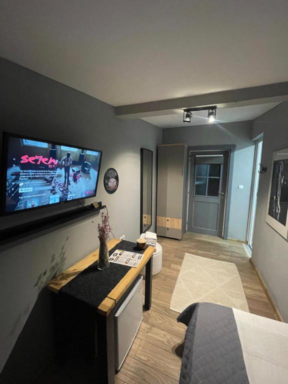 TV a/nebo společenská místnost v ubytování Robert Local Social Restaurant & Accomodation