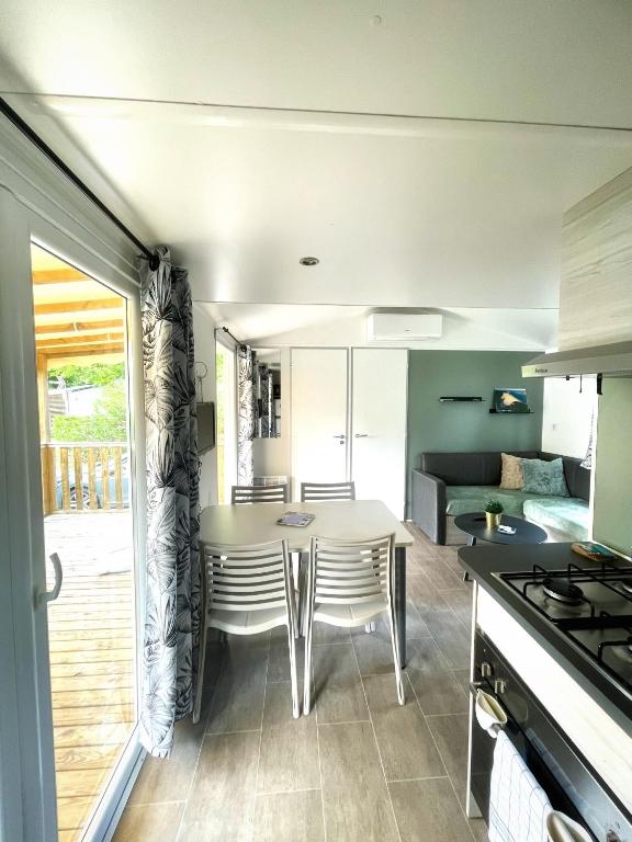 une cuisine et une salle à manger avec une table et des chaises dans l'établissement Parenthèse nature au Cap Ferret, à Lège-Cap-Ferret