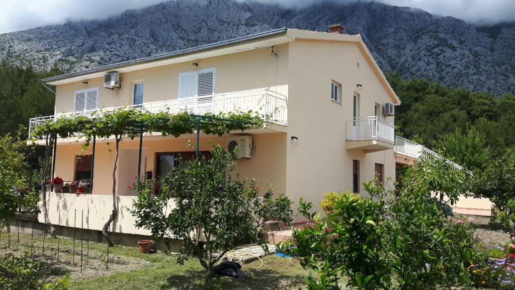 una casa frente a una montaña en Apartment Mia en Orebić