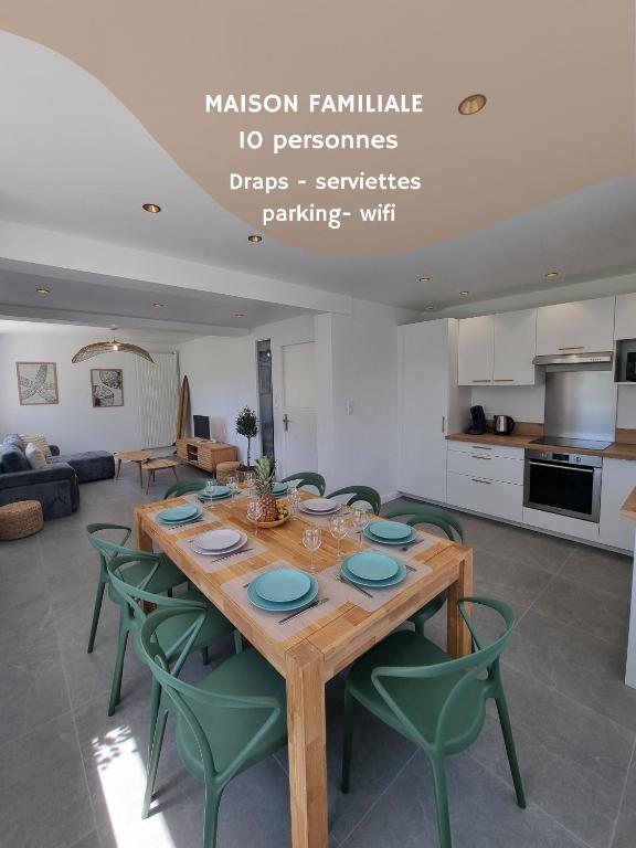 une table en bois avec des chaises vertes dans un salon dans l'établissement Maison familiale - 10pers - 3 étoiles - lumineuse et cosy - draps et serviettes inclus - parking - La Torche 9 min, à Saint-Jean-Trolimon