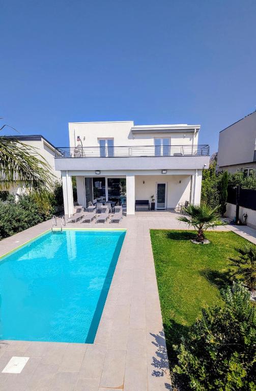 une piscine devant une maison dans l'établissement Villa Milicia, à Altavilla Milicia