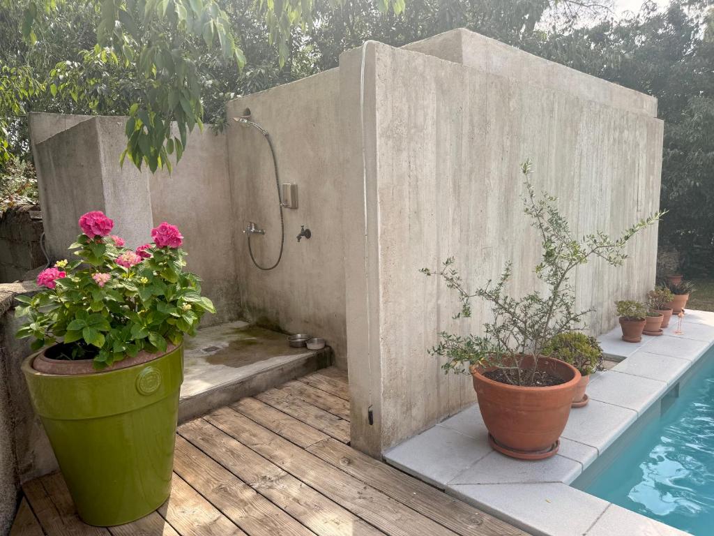Basen w obiekcie Loumaset-agréable petite maison-garrigues de Nîmes lub w pobliżu