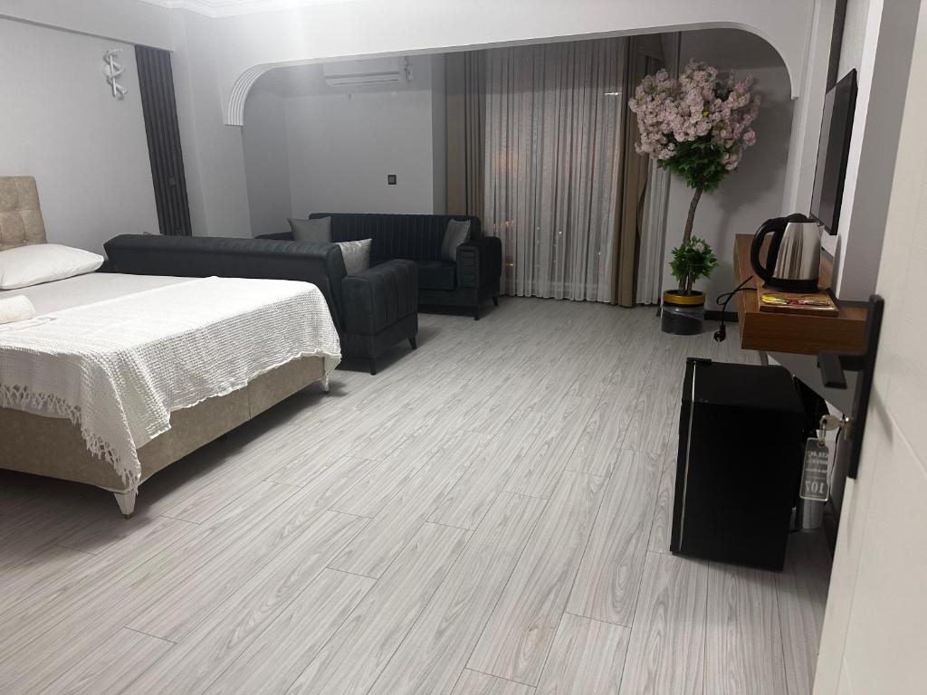 A bed or beds in a room at KILIÇ MOTEL