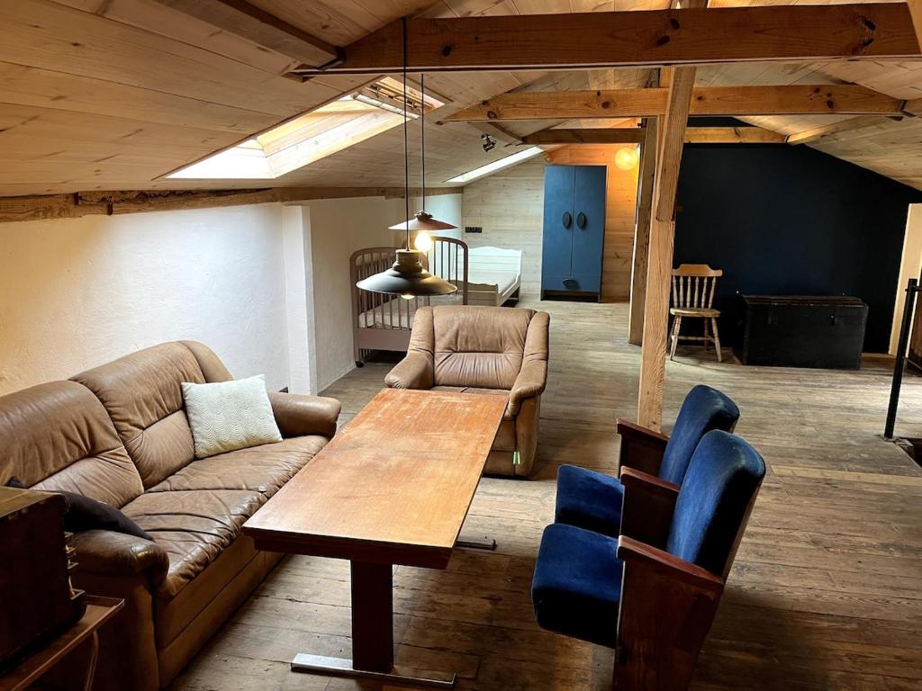 un salon avec un canapé et une table dans l'établissement La Grange Cirque, à Uza