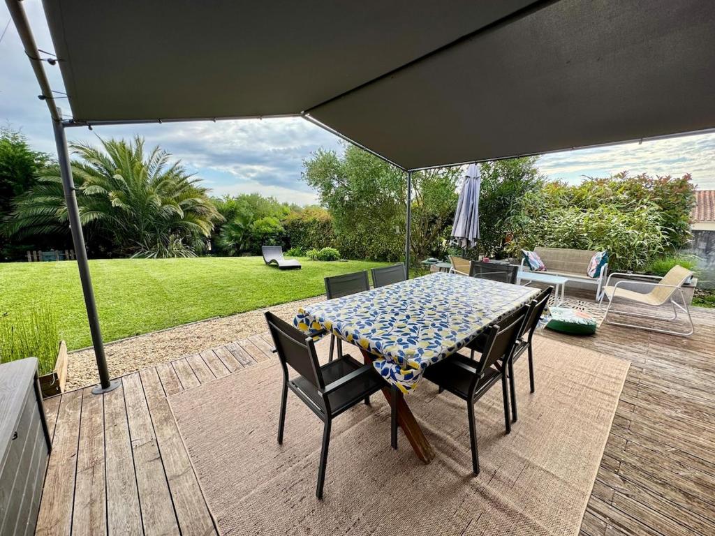 Photo de la galerie de l'établissement Maison confortable avec jardin, à Saint-Agnant