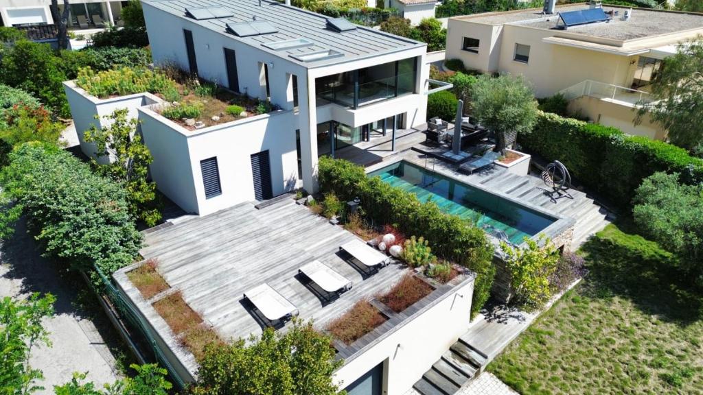 une vue aérienne d'une maison avec piscine dans l'établissement Villa Architecte Détente Piscine Privée Cinéma, à Sète