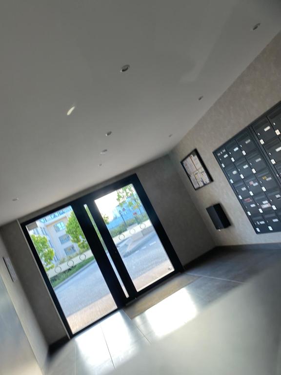 une vue aérienne d'un bâtiment avec trois fenêtres dans l'établissement Ajaccio j1, à Ajaccio