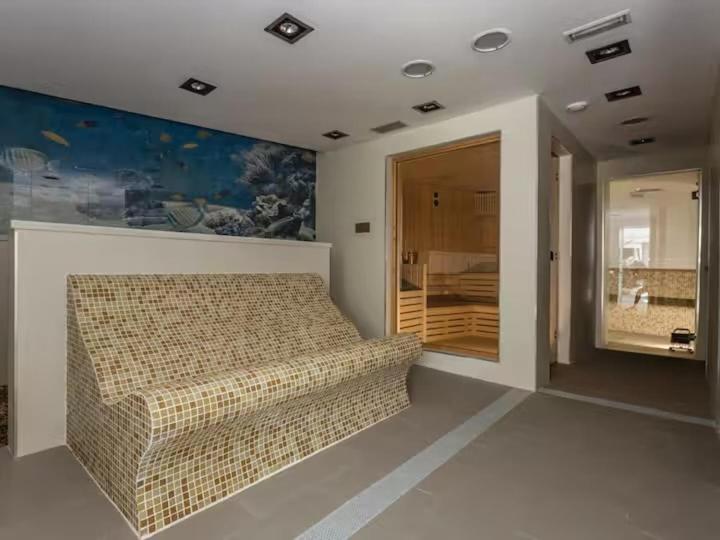 a bedroom with a bed and a painting on the wall at Triplex con vistas al mar junto al campo de golf de Calanova in Mijas Costa