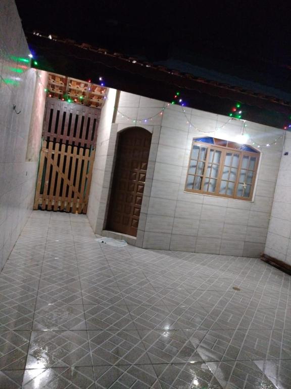 un bâtiment avec deux portes et des lumières de Noël dans l'établissement Cantinho da Fla, à Itanhaém