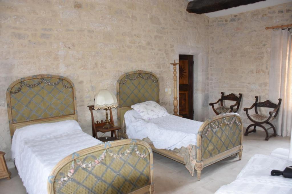 Postel nebo postele na pokoji v ubytování Prieuré du 17è dans l'Ardèche méridionale