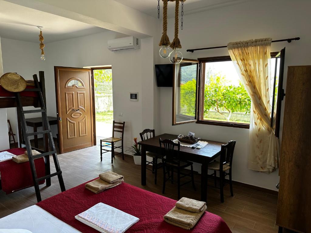 TV a/nebo společenská místnost v ubytování Guest House Gorani