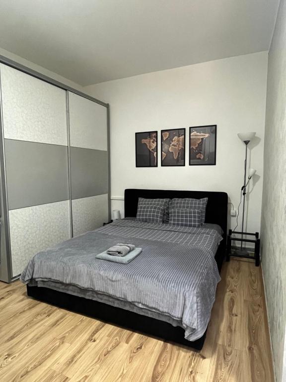 Un pat sau paturi într-o cameră la Capital Studio