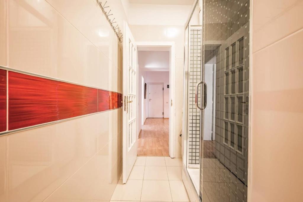 ein Flur eines Hauses mit einer Glaswand in der Unterkunft Leti Apartment Bazaar Charm in Tirana