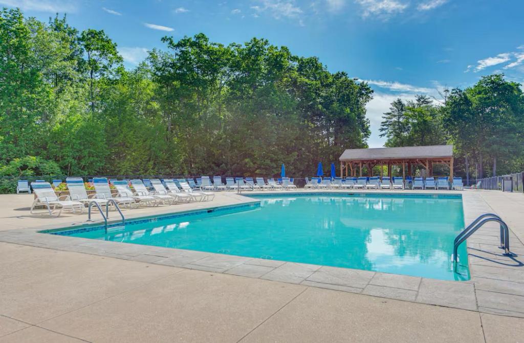 Swimmingpoolen hos eller tæt på 2026 Summer Cottage Sleeps 6, 2 Bedrooms Sun Room Jaccuzi 1 Mile to Beach!