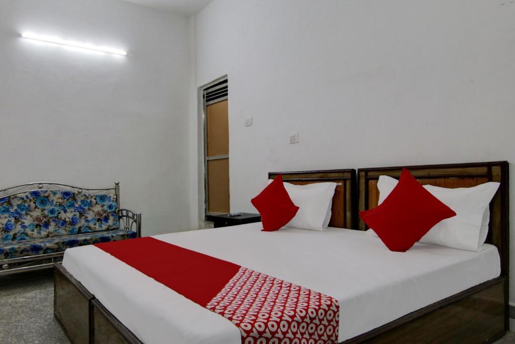 Postel nebo postele na pokoji v ubytování Hotel O R S Guest House