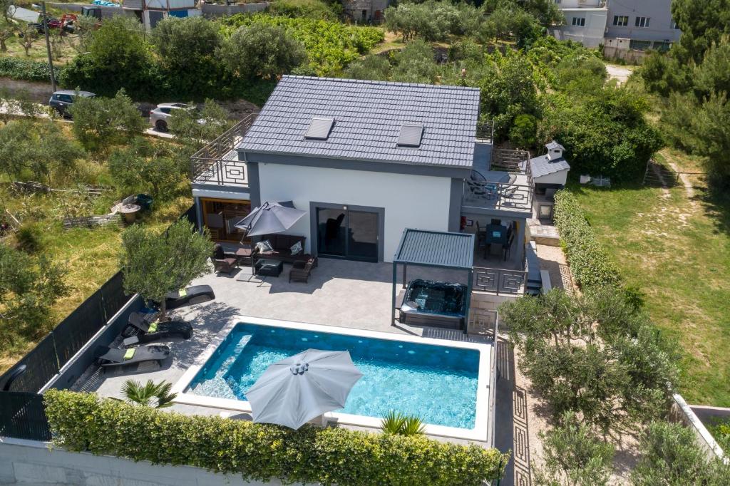 Bazén v ubytování Luxury villa Stocia Split with swimming pool, sauna and jacuzzi in a peaceful location in Split nebo v jeho okolí