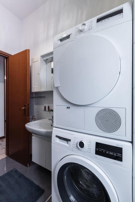A kitchen or kitchenette at Entire home/apt in Milan near Fairs and Navigli