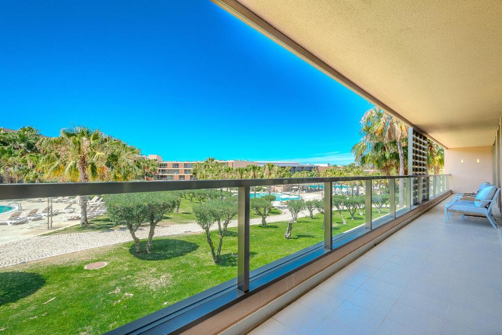 a balcony with a view of the ocean at Entre o Vale e o Mar - Herdade dos Salgados in Guia
