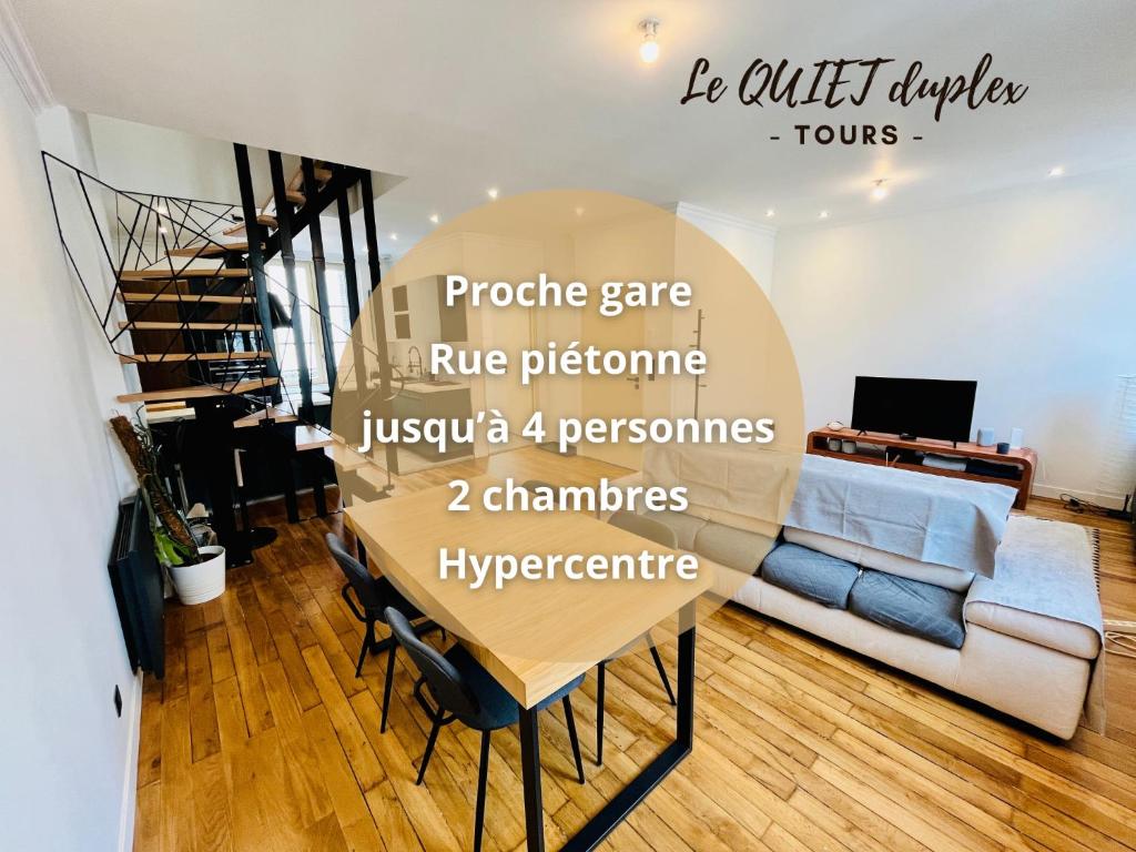 un salon avec une table et un canapé dans l'établissement Le QUIET duplex, hypercenter, 2 bedrooms, spacieux, à Tours