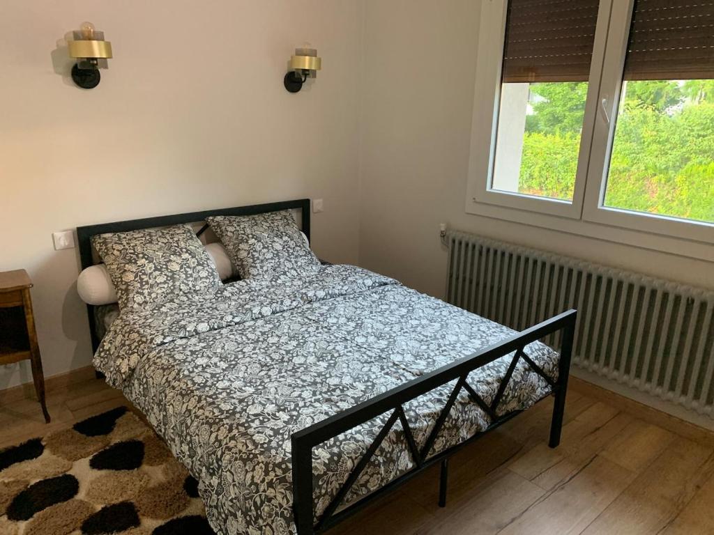 une chambre avec un lit et deux fenêtres dans l'établissement Bonneville Accommodation, à Bonneville