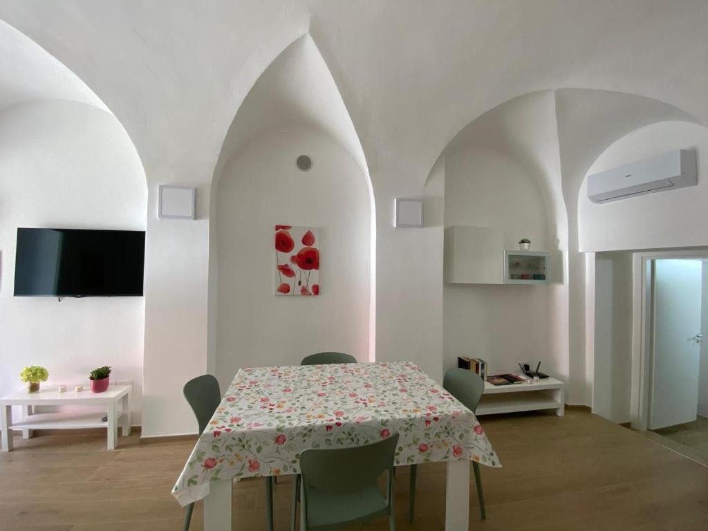 une salle à manger avec une table et des chaises dans l'établissement La Casa sul Corso, à Ascoli Piceno