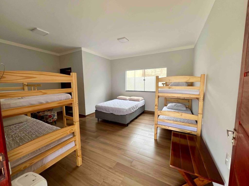 une chambre avec deux lits superposés et un lit dans l'établissement A Casinha, à Socorro