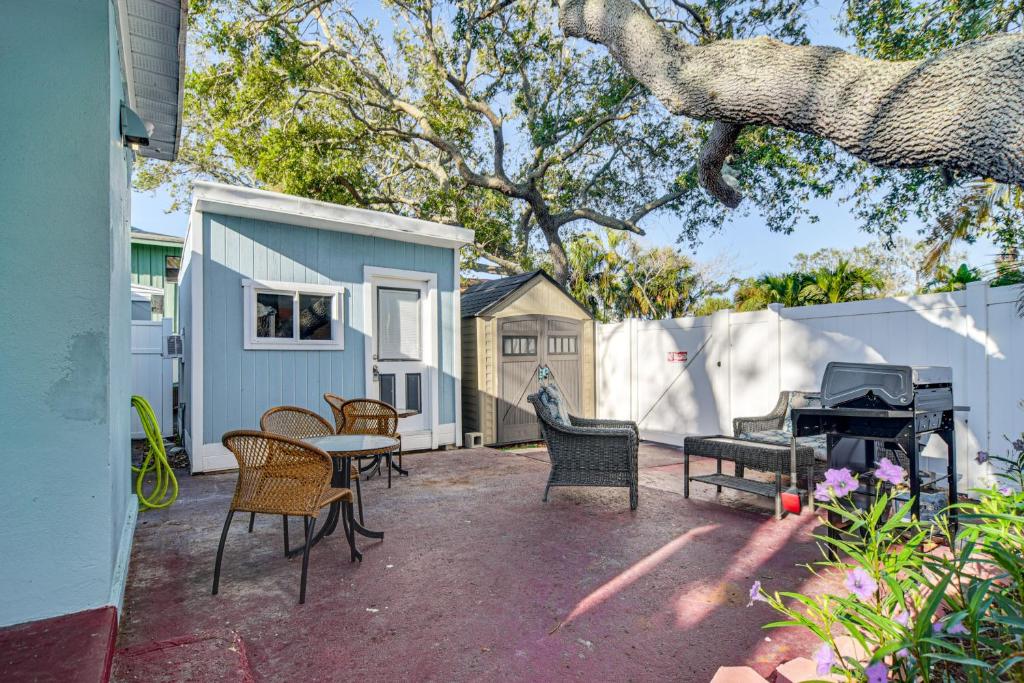 Indian Rocks Beach Retreat, Walk to Gulf & Beaches - Apartment
