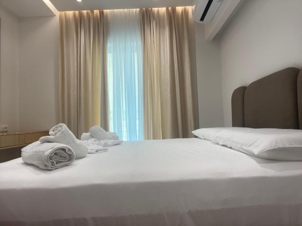 Postel nebo postele na pokoji v ubytování Brand New Sea View Free Parking - Blue Breeze Apartment