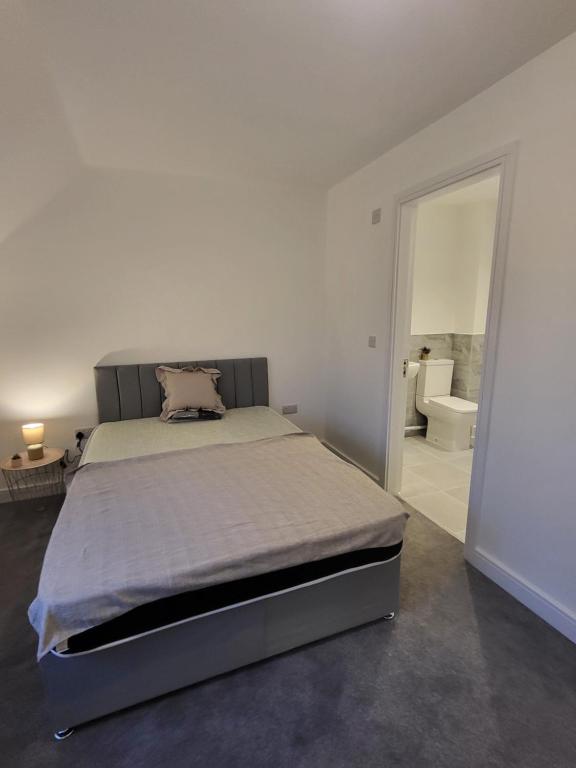 Postel nebo postele na pokoji v ubytování Contemporary 3-Bedroom Home Quiet Rotherham Location with Parking