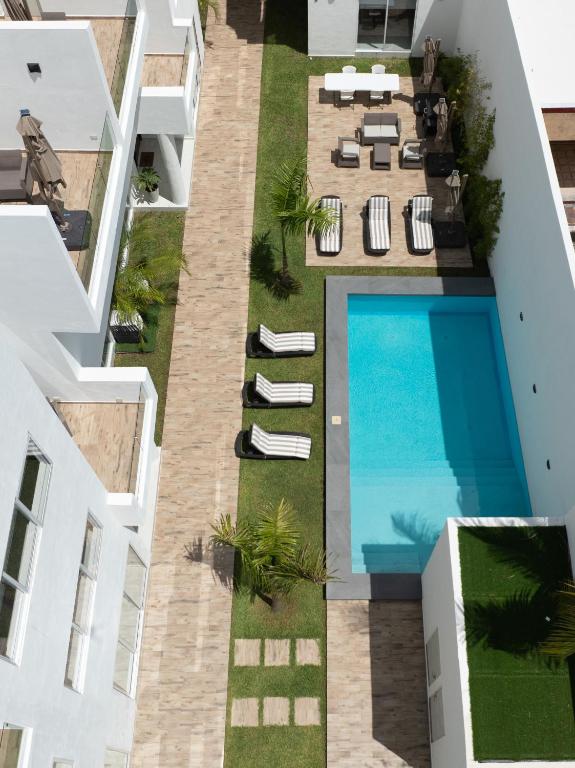 an aerial view of a building with a swimming pool at Malibu Residential 3BD Shalva in Cozumel
